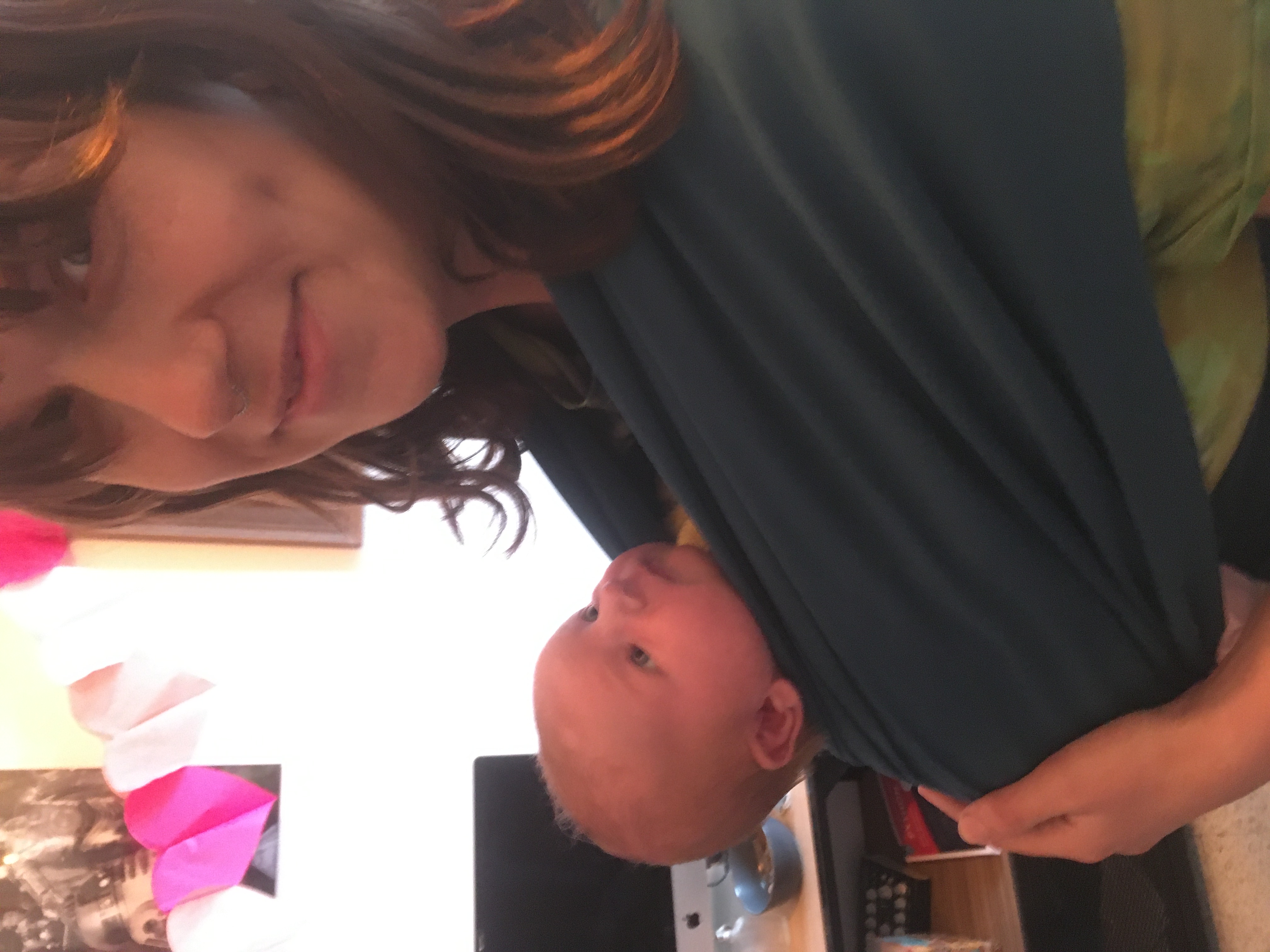 In de draag zak bij mama