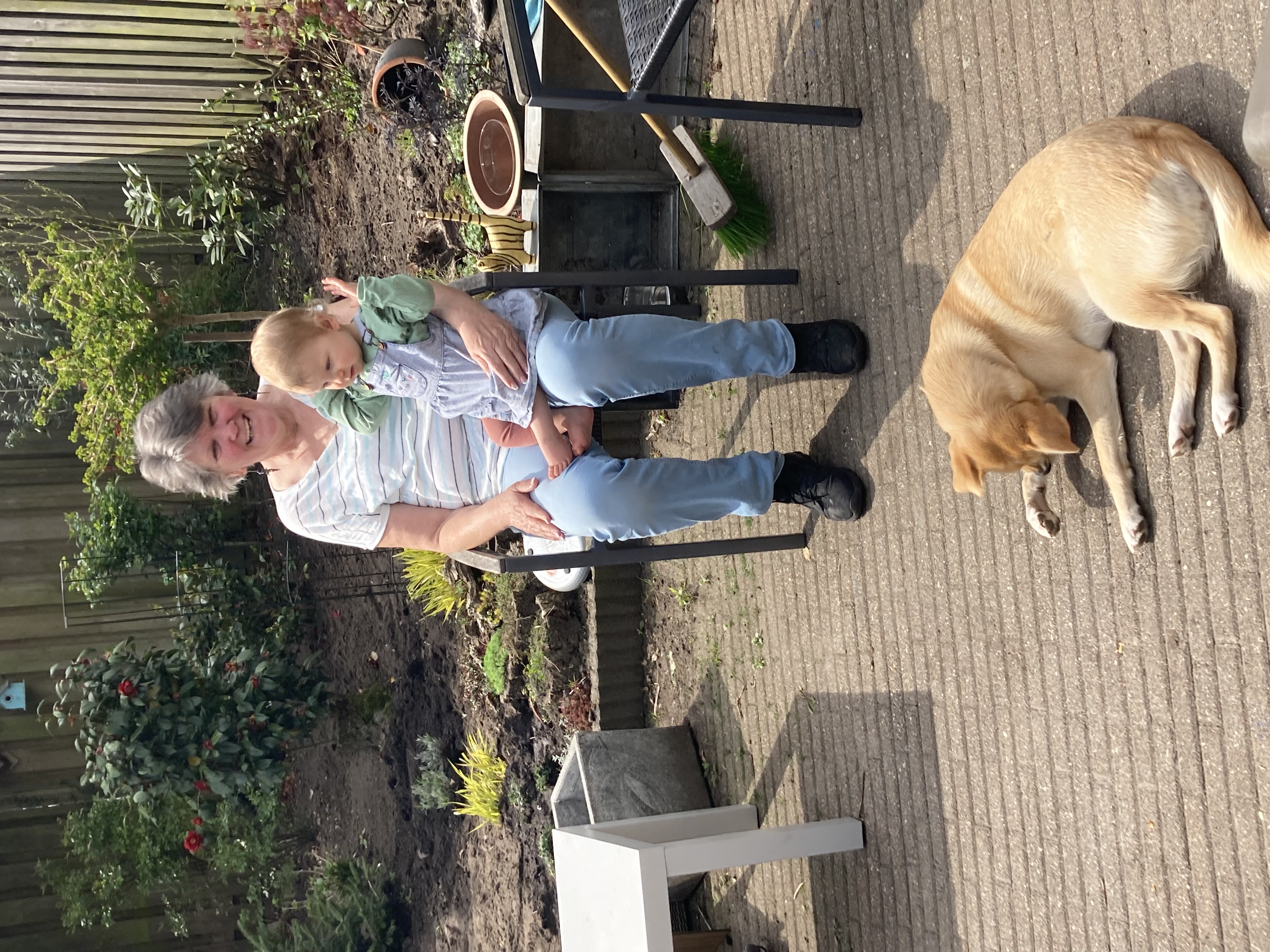 Bij Oma Corry op schoot