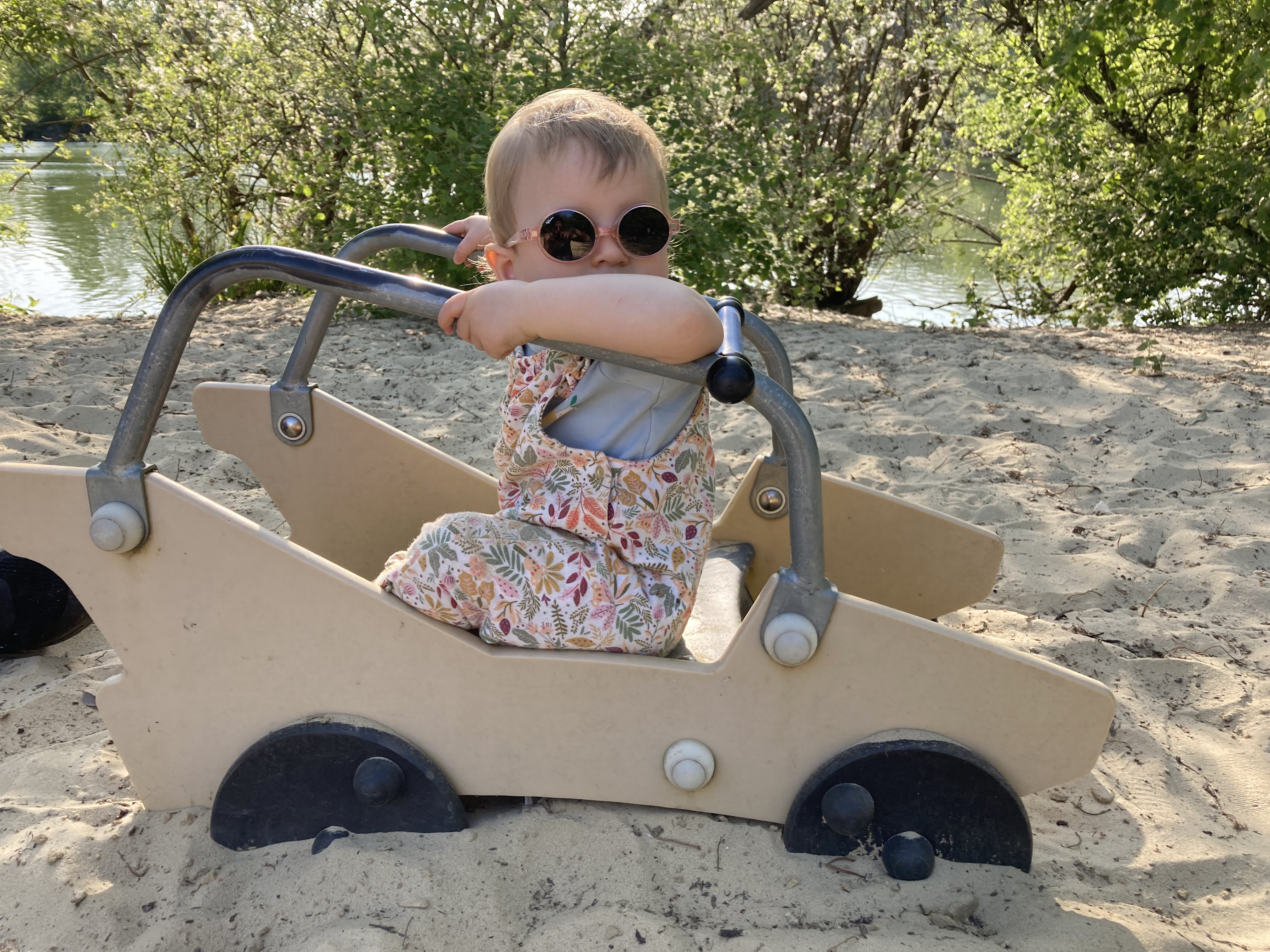 Spelen in de zandbak hier in het park