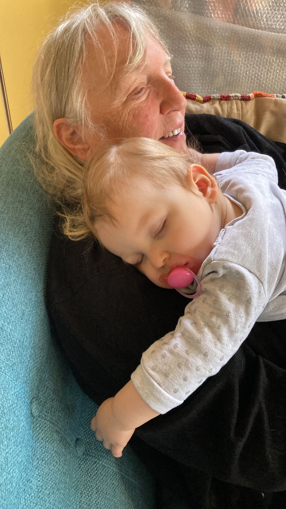 Heerlijk slapen in de armen van Oma Rini